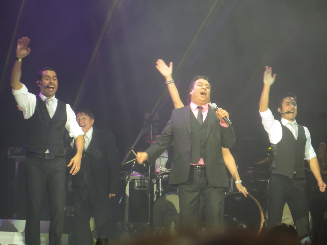 El "Divo de Juárez" se presentó con gran éxito en la ciudad de los vientos y conquistó el escenario del Allstate Arena. Mira las fotos del conciertazo de Juan Gabriel.