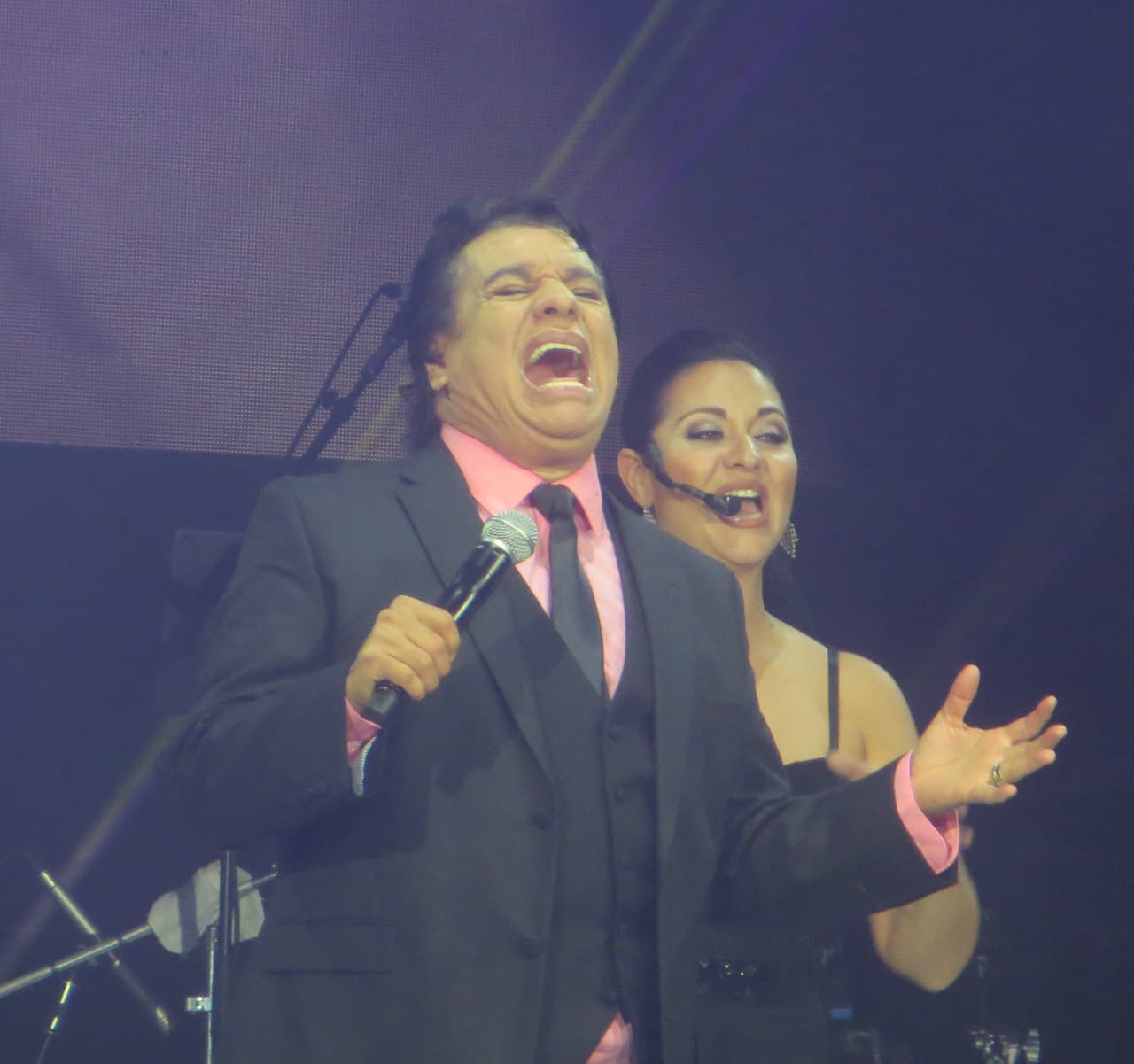 El "Divo de Juárez" se presentó con gran éxito en la ciudad de los vientos y conquistó el escenario del Allstate Arena. Mira las fotos del conciertazo de Juan Gabriel.