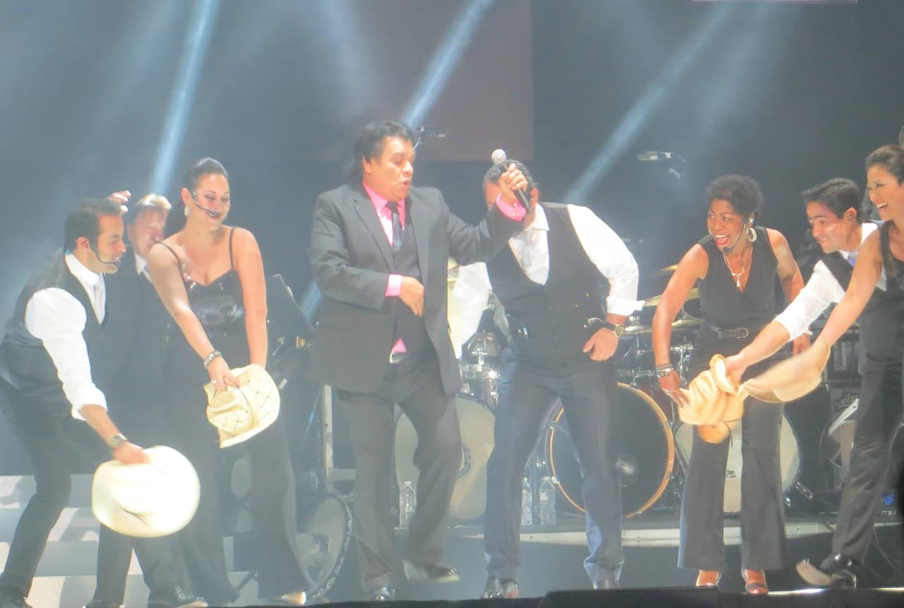 El "Divo de Juárez" se presentó con gran éxito en la ciudad de los vientos y conquistó el escenario del Allstate Arena. Mira las fotos del conciertazo de Juan Gabriel.