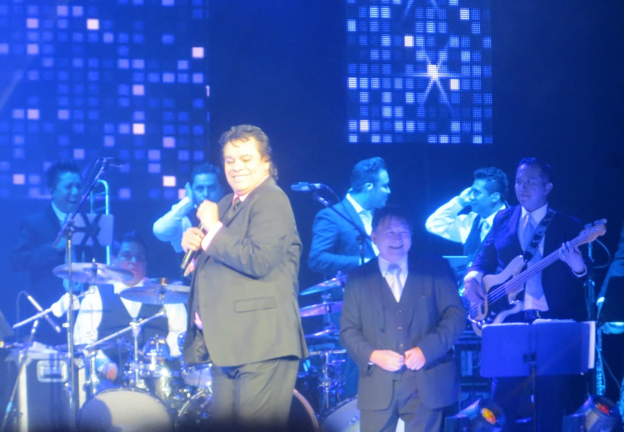 El "Divo de Juárez" se presentó con gran éxito en la ciudad de los vientos y conquistó el escenario del Allstate Arena. Mira las fotos del conciertazo de Juan Gabriel.