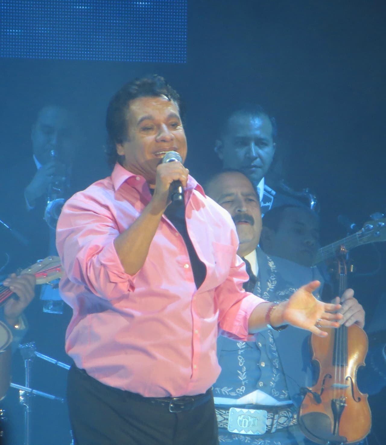 El "Divo de Juárez" se presentó con gran éxito en la ciudad de los vientos y conquistó el escenario del Allstate Arena. Mira las fotos del conciertazo de Juan Gabriel.