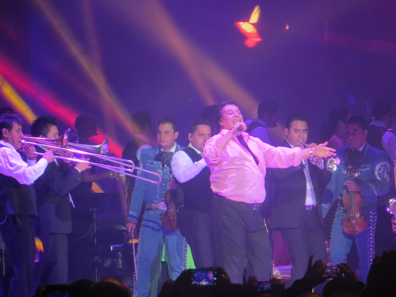 El "Divo de Juárez" se presentó con gran éxito en la ciudad de los vientos y conquistó el escenario del Allstate Arena. Mira las fotos del conciertazo de Juan Gabriel.