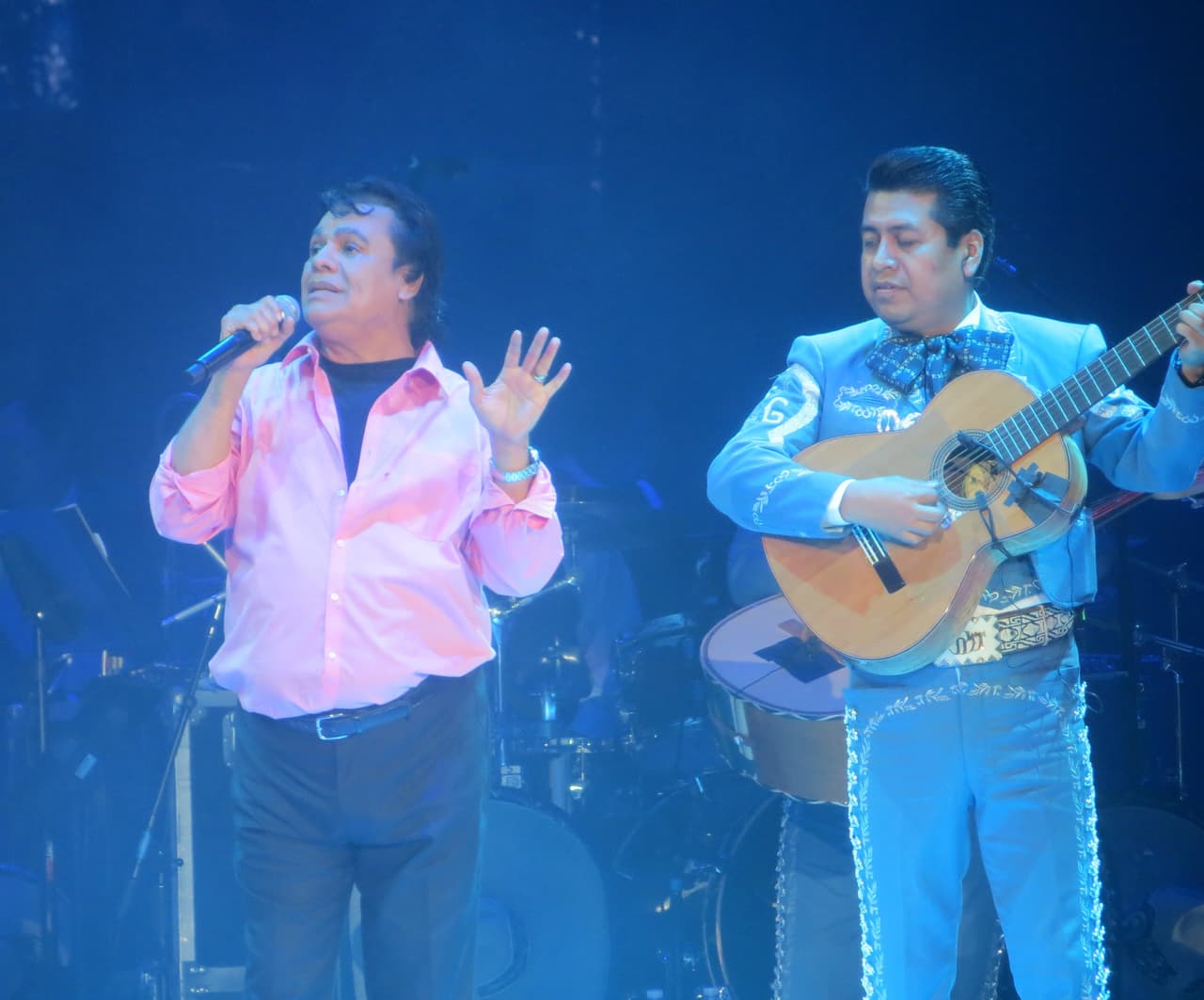 El "Divo de Juárez" se presentó con gran éxito en la ciudad de los vientos y conquistó el escenario del Allstate Arena. Mira las fotos del conciertazo de Juan Gabriel.