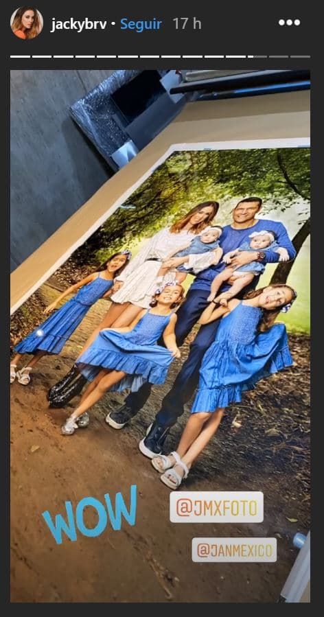 Los padrinos de la apertura fueron Eduardo Santamarina, Mijares, Arturo Elías Ayub y Jacky Bracamontes, quien vio el proceso de impresión de su foto familiar.