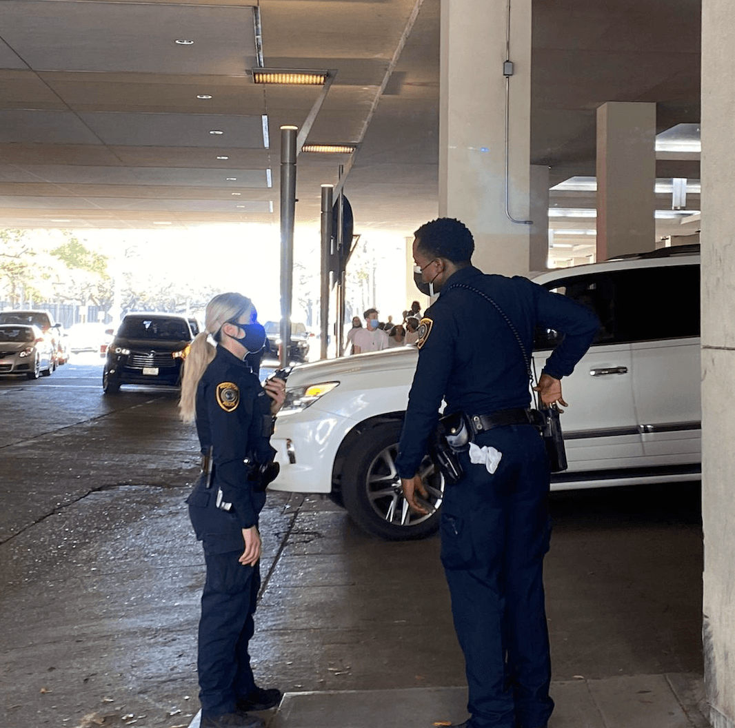 La policía de Houston informó en un tuit, que acudió al lugar pero que no encontró “ninguna evidencia de disparos”.
<br>
<br>