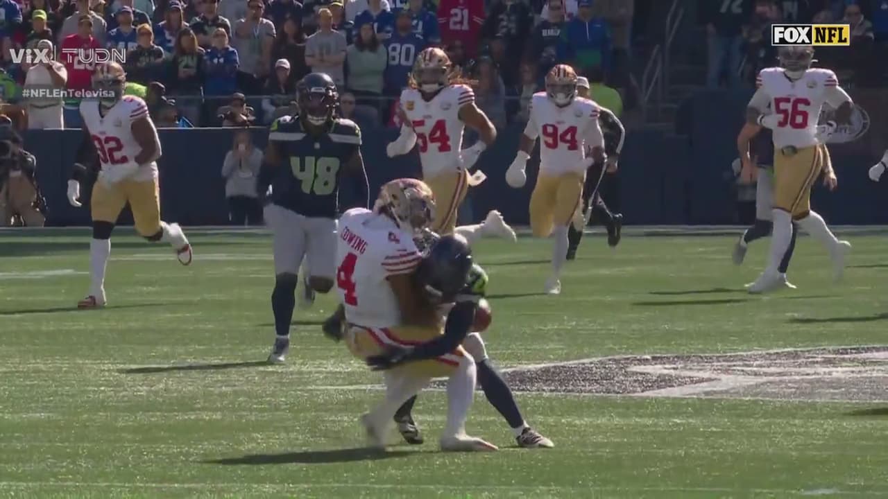 ¡Jugada grande! Seattle recupera el ovoide en despeje de patada