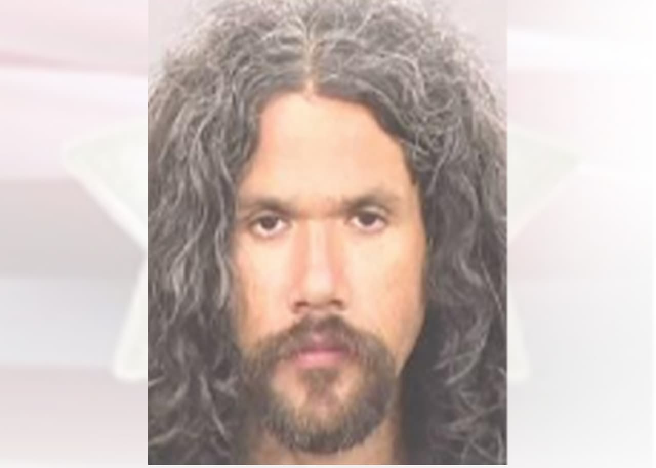 Nombre: Christpher Chacon
<br>Fecha de Nacimiento: 1/05/1981
<br>Orden de arresto: #19033729