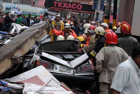 Un taxista murió y otras seis personas fueron hospitalizadas debido a las heridas sufridas.