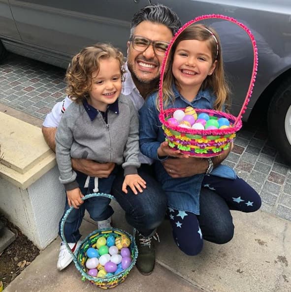 Jaime Camil pasó el domingo ‘cazando’ huevos de Pascua en el jardín junto a sus hijos.