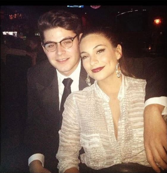 Beto vive en Nueva York donde actúa en obras de teatro y cortometrajes, mientras que 
<b><a href="http://www.univision.com/temas/ana-brenda-contreras">Ana Brenda</a></b> es una estrella de las telenovelas mexicanas.