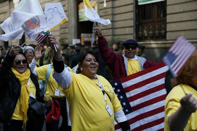 Estas mujeres mostrando su orgullo por su nacionalidad estadounidense por las calles donde pasó Francisco en la Ciudad de México.