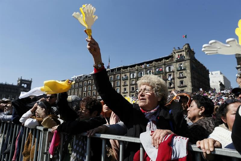 Los colores que han mostrado algunos fieles, como el blanco y amarillo, representativos del Vaticano.