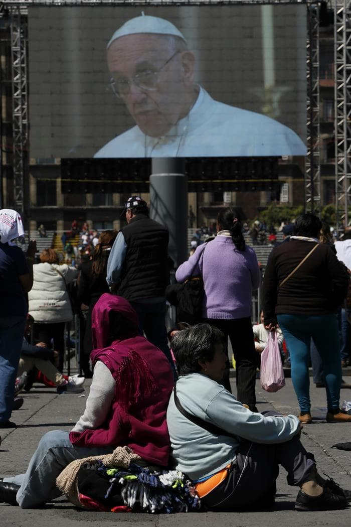 En la explanada del zócalo de la Ciudad de México se pusieron pantallas para que los fieles sigan las transmisiones en vivo.