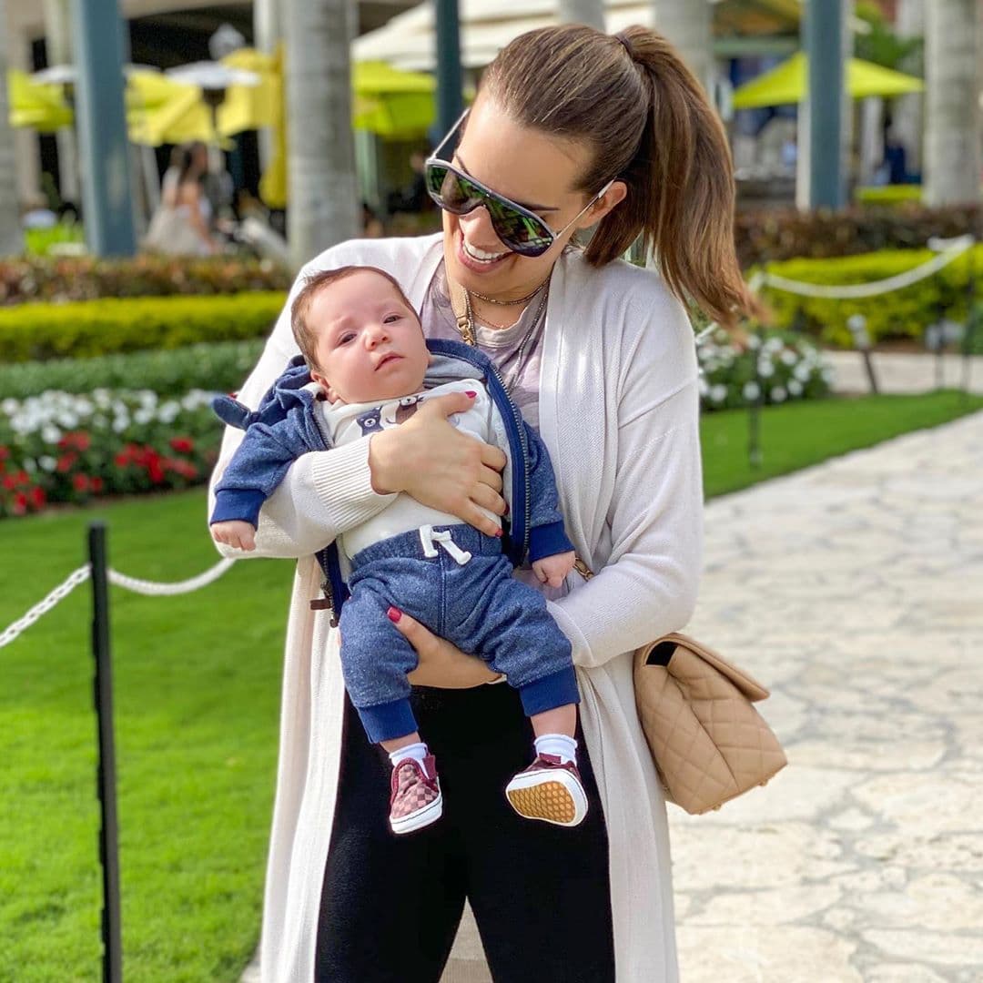 Aunque la presentadora de moda ahora disfruta con plenitud su maternidad, cabe mencionar que pasó meses difíciles debido a que su parto se adelantó dos meses.