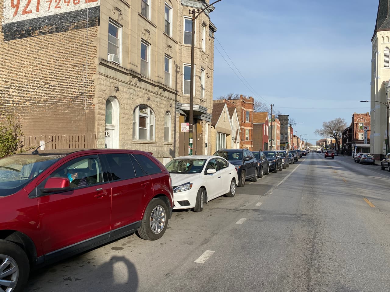 En el sitio de pruebas en Farnsworth Road en Aurora, se calcula que el tiempo de espera es de una hora, pero los funcionarios declararon que a veces puede demorar hasta 3 horas.