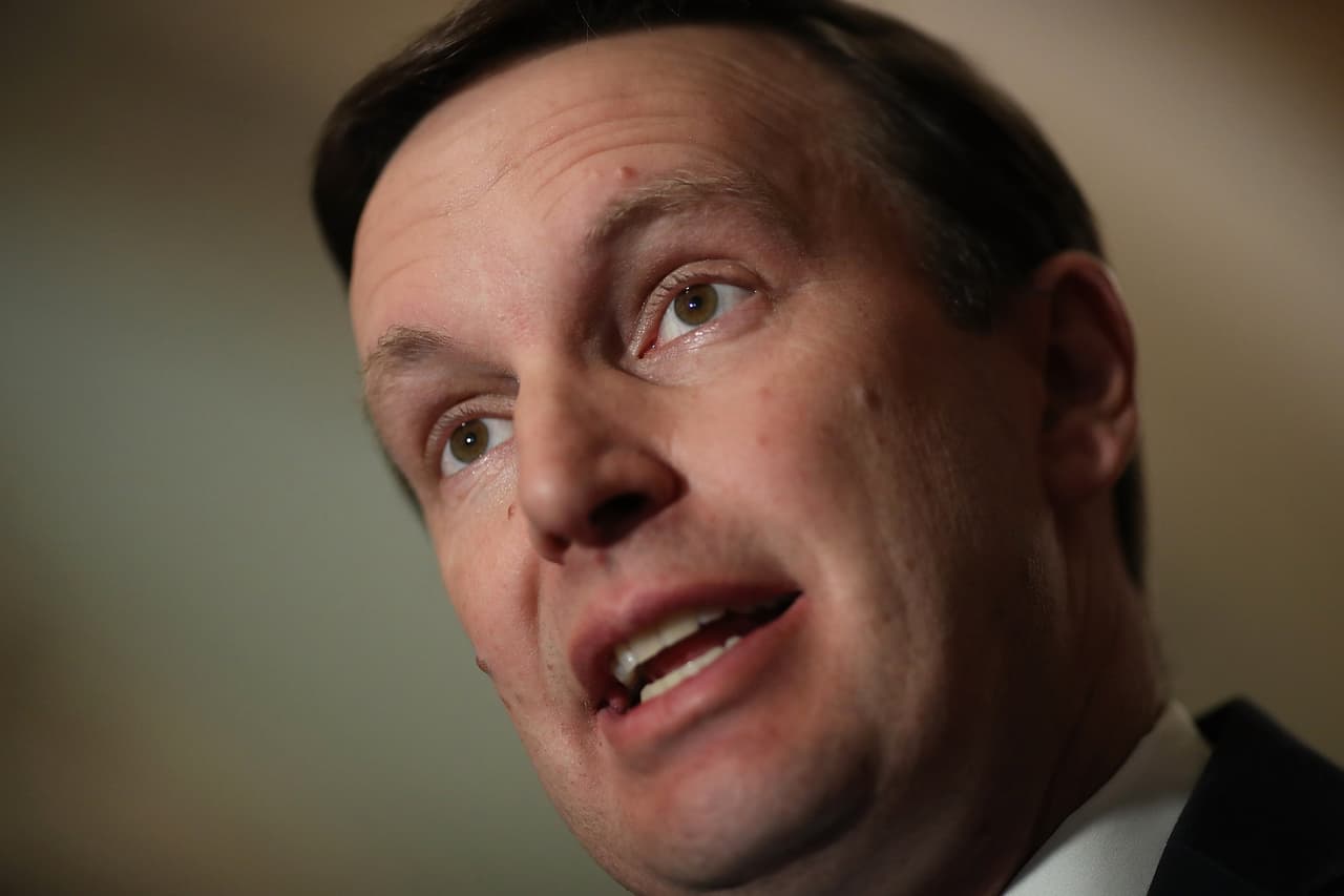 Chris Murphy, senador demócrata por Connecticut, afirmó en un
<a href="https://twitter.com/MoveOn/status/977169959930413056">video difundido en su cuenta de Twitter</a> que "ahora que este movimiento para tratar de aprobar leyes más fuertes por el control de armas está siendo dirigido en parte por estudiantes que se han levantado en todo el país, tengo más fe que nunca que vamos a prevalecer”. También ha invitado a sus seguidores a participar en la manifestación organizada por los estudiantes de Parkland.