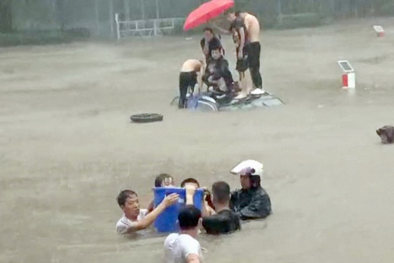 <b>Poderosas lluvias sorprenden a una populosa ciudad del centro de China</b>
<br>
<br>Las lluvias sorpresivas y poderosas causaron estragos en la ciudad de Zhengzhou, donde decenas de personas 
<a href="https://www.univision.com/noticias/mundo/doce-personas-mueren-atrapadas-metro-inundado-china-zhengzhou-fotos"><u>se ahogaron en una estación de metro que se llenó de agua repentinamente</u></a>. 
<br>
<br>Los expertos de la ONU advierten que algunos aspectos del cambio climático se magnificarán, incluidos el calor intenso, las inundaciones provocadas por las precipitaciones fuertes y el aumento del mar en las urbes costeras.