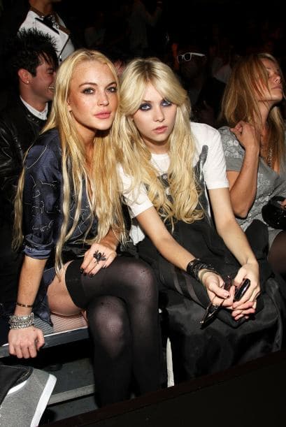Taylor con una de las reinas del escándalo, Lindsay Lohan. Más videos de Chismes aquí.