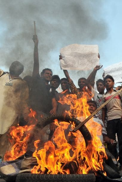 Pakistán amaneció conmocionado por la peor matanza cometida por los talibanes contra la comunidad cristiana, que costó la vida a más de ochenta personas y pone en jaque la estrategia de diálogo del Gobierno con los radicales. El último recuento ha elevado a 82 el número de fallecidos, que aún puede subir dado el estado crítico de varios de los más de 140 heridos ingresados en hospitales de la localidad noroccidental de Pesháwar, en una de cuyas iglesias se produjo la masacre. "No teníamos palabras ante el horror que teníamos delante", explicó hoy a Efe el director de la Liga Interconfesional de Pakistán (APIL), el cristiano Sayid Ishaq, quien visitó ayer junto a diversas autoridades regionales a las víctimas hospitalizadas. "No es solo un atentado contra nuestra minoría, sino también contra la humanidad de este país", dijo Ishaq, quien calificó la situación tras el ataque "como la peor sufrida hasta ahora por los cristianos paquistaníes".