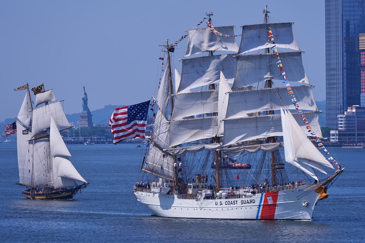 El velero Eagle de la Guardia Costera de Estados Unidos, conocido como "El Gran Velero de América", navega por el río Hudson.