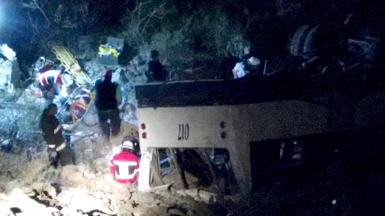 Mueren 10 personas al caer un autobús por un barranco en México