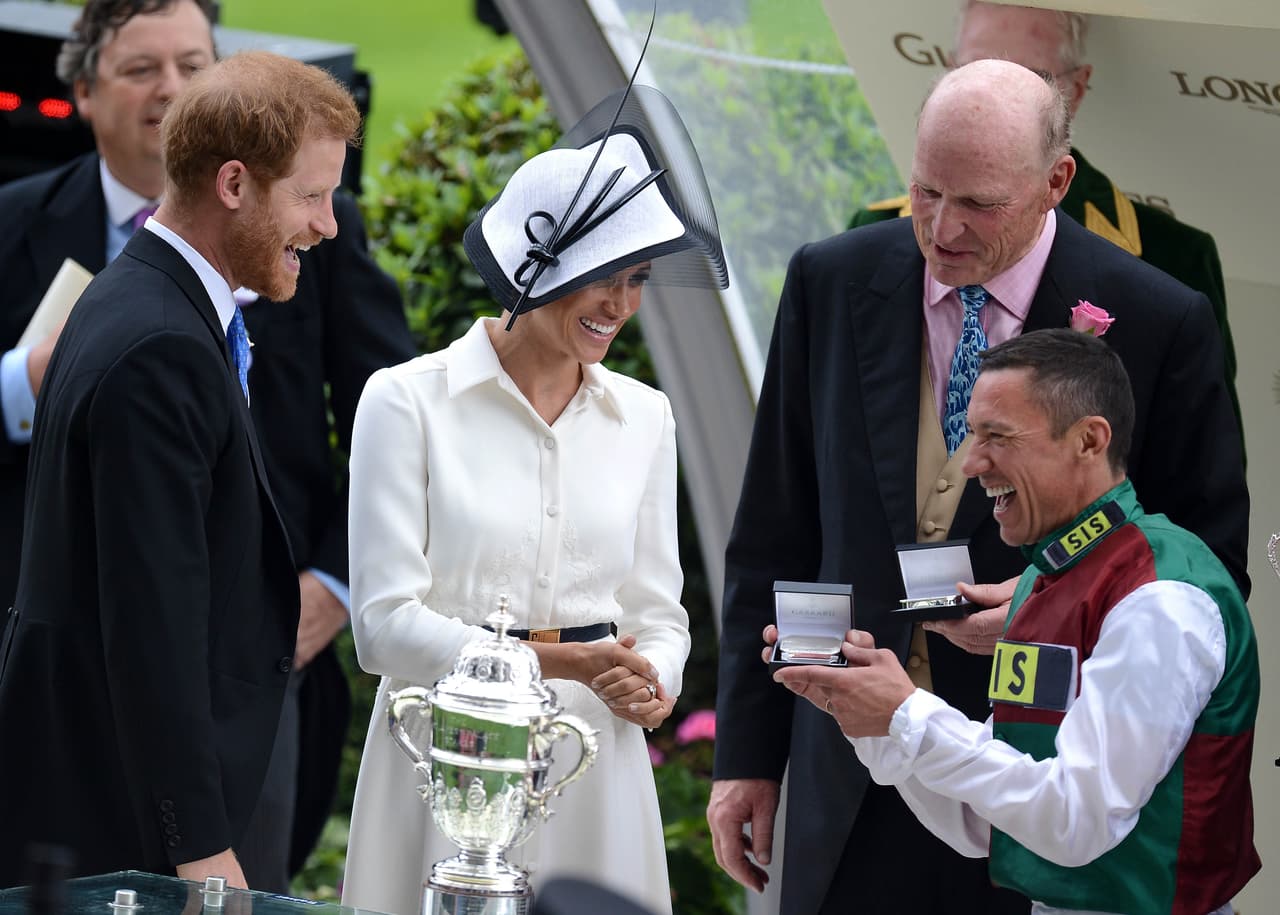 La pareja real presentó el premio de la competencia conocida como 
<a href="https://twitter.com/Ascot/status/1009173222833774592">'<b>St. Jame's Palace Stakes</b>'</a>, cuyo ganador fue el jinete italiano 
<b>Frankie Dettori</b>, de 47 años, con el caballo '
<b>Without Parole</b>'.