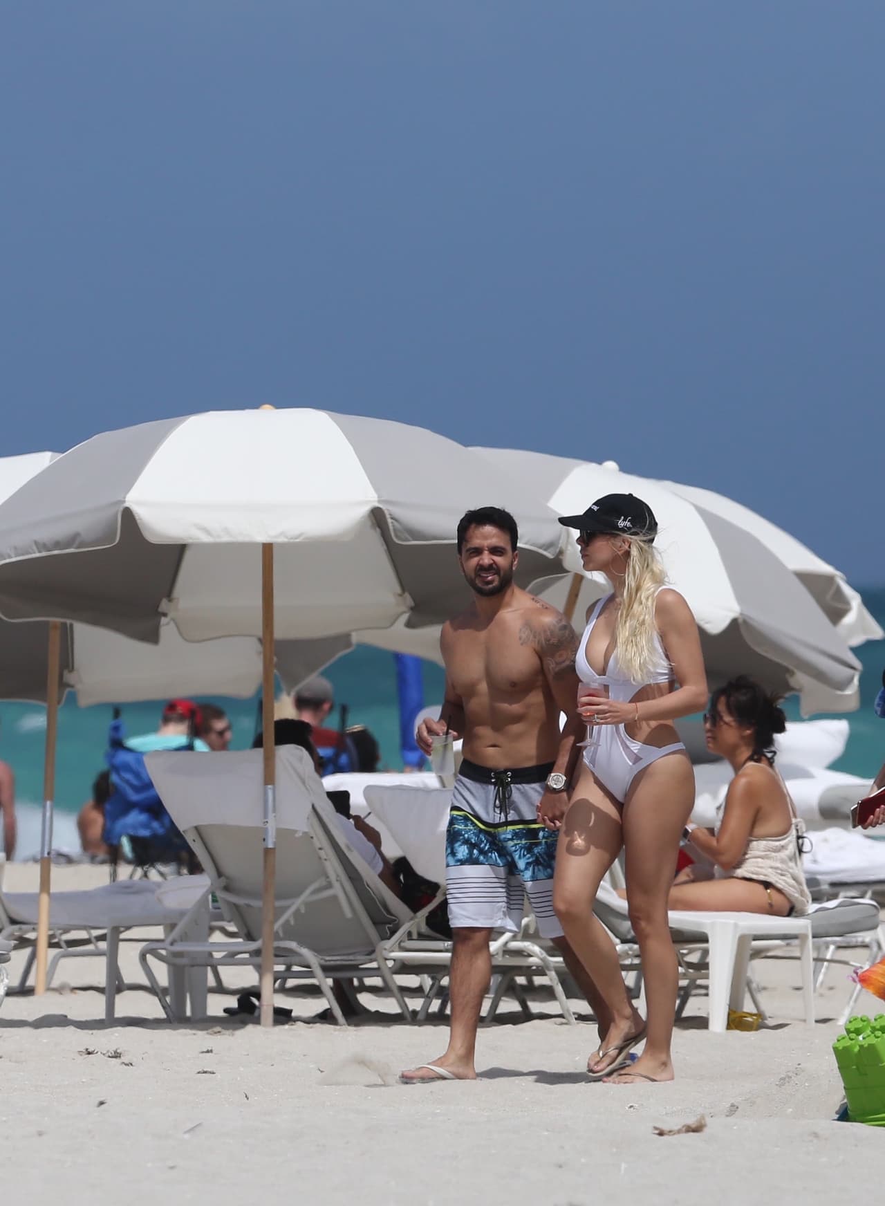Luis Fonsi celebra su cumpleaños número 39 junto a su esposa Agueda López con un romántico día en las playas de Miami Beach.