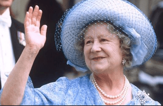 La Reina Madre, después de Diana, es la figura más querida de la familia. Ella vivió más de cien años, así que algunos sospechan que Isabel II podría llegar a tan provecta edad.