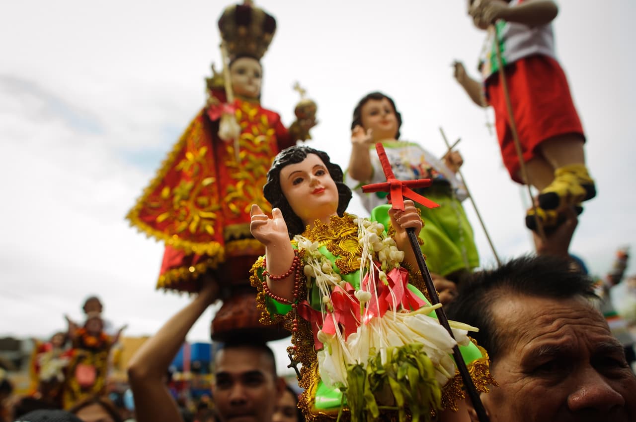 Así, desde tiempos de la colonización, esta variante del Niño Jesús fue esparciéndose no sólo por América Latina, con su bella historia de ayudar a la gente cuando más lo necesita, y por eso nació la veneración del llamado "Santo Niño de Atocha", cuando todo parece imposible y sin solución.