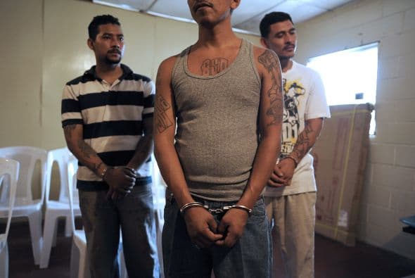 La idea es "ir declarando sucesiva y progresivamente a los municipios del país como zonas especiales de paz (...) mediante la aplicación salvadoreña del concepto de municipios santuarios", explicó Colindres