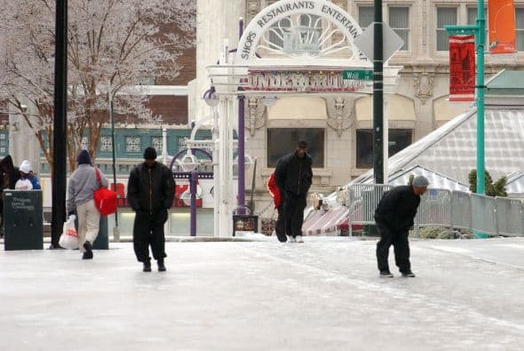 La tormenta invernal registrada este martes paralizó las ciudades de Atlanta y Birmingham, dejando varados a miles de trabajadores, maestros, estudiantes y residentes quienes trataron de llegar a sus hogares pero en muchos casos tuvieron que refugiarse en otros sitios como escuelas, gimnasios, iglesias y hasta centros comerciales.