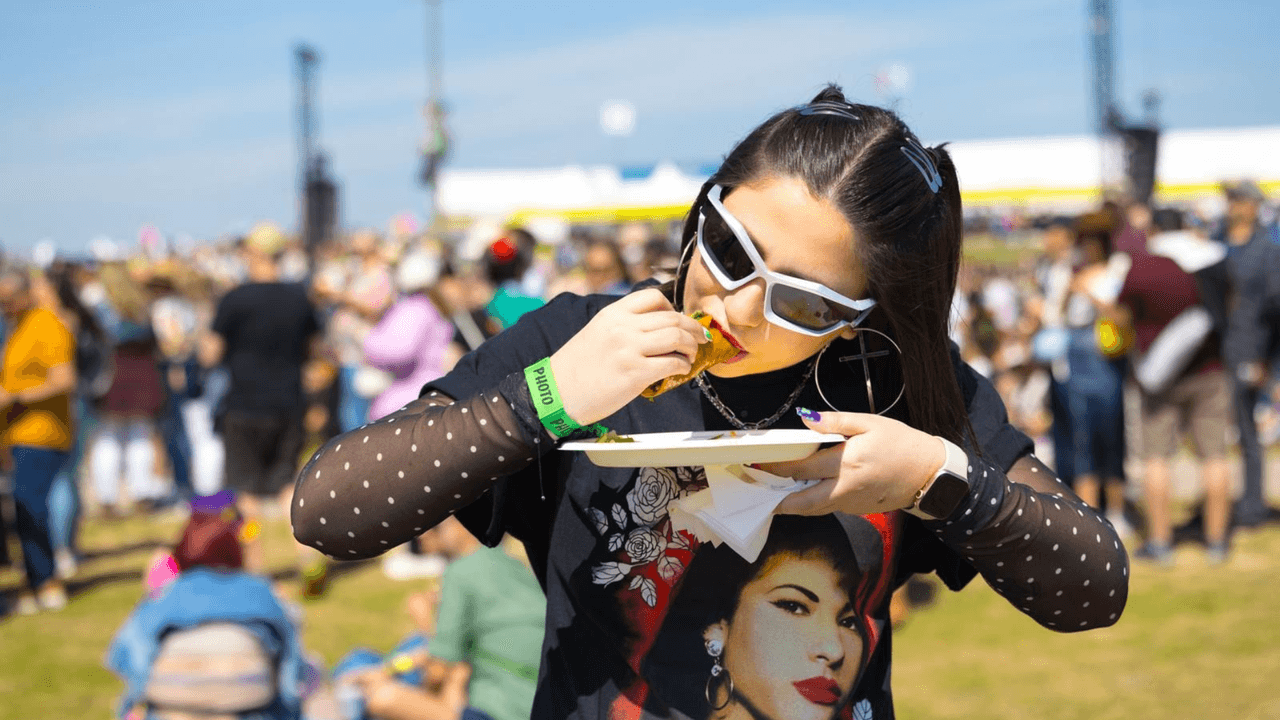 En el megafestival también disfrutan de comida y muchas diferentes bebidas para recargar energía y alcanzar a escuchar a su artista favorito.