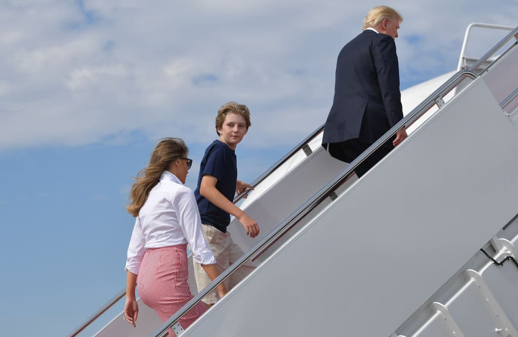 Los Trump abordan el Air Force One en la Base Andrews el 30 de junio de 2017. 
<b>Barron cumplió 11 años a solo dos meses de la llegada de su padre a la Casa Blanca, en 2017. En sus años en la residencia presidencial, Barron creció de estatura hasta volverse más alto que su madre e incluso que su padre. </b>