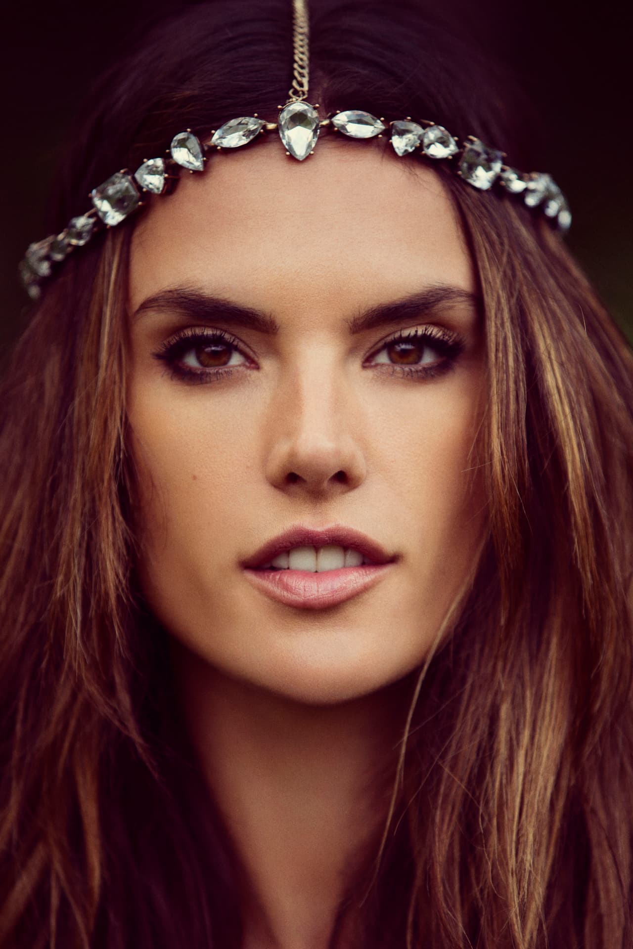 Diadémas de pedrería: A muchas chicas no les gustan porque son molestas pero la realidad es que debes encontrar la que este a tu medida. Si tu estilo es el 'boho chic', definitivamente debes correr por una de estas.