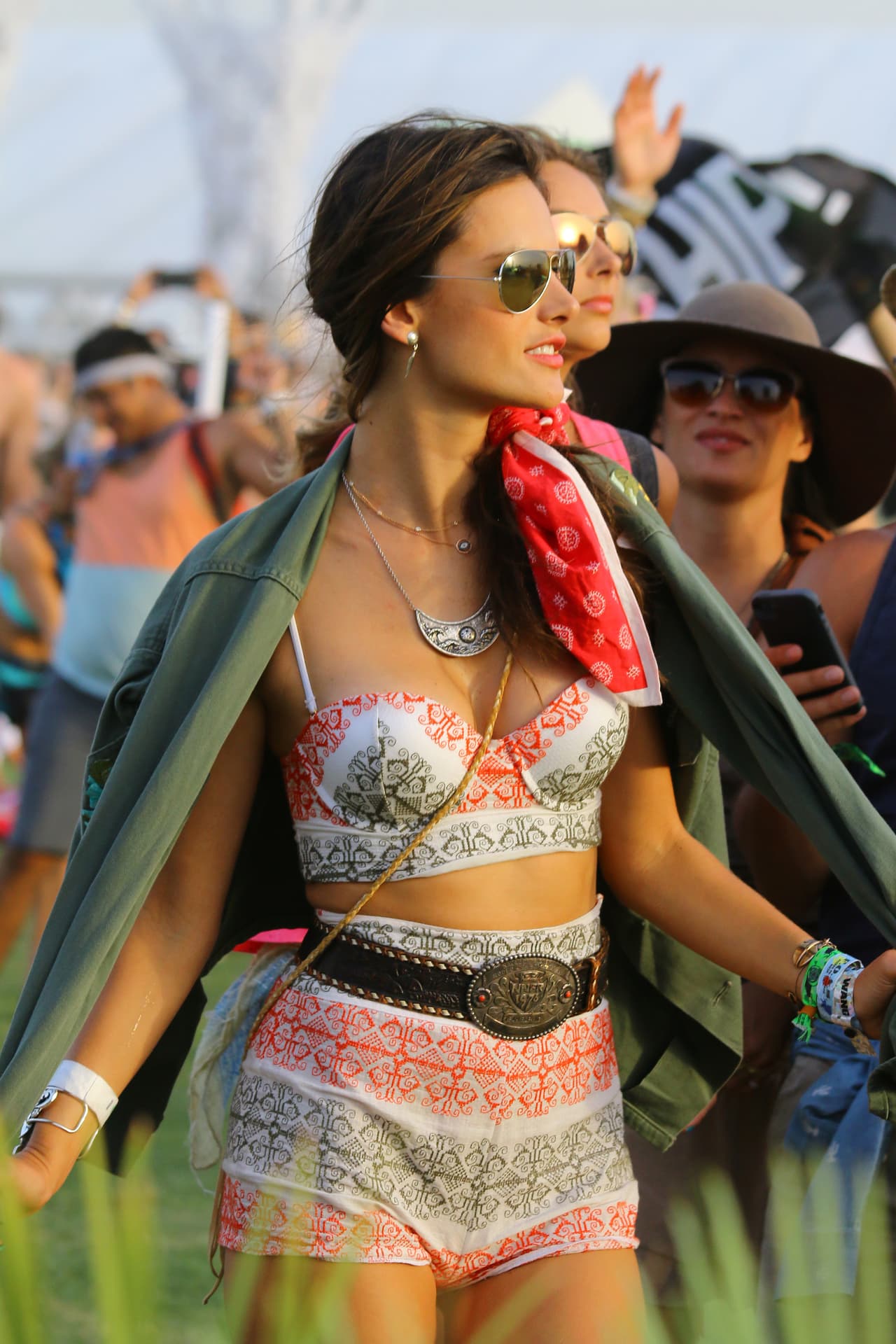 Los puedes usar con vestidos, blusas, o shorts. Aunque el de Alessandra Ambrossio es sencillo, le da un toque muy 'chic' a todo su 'look'.