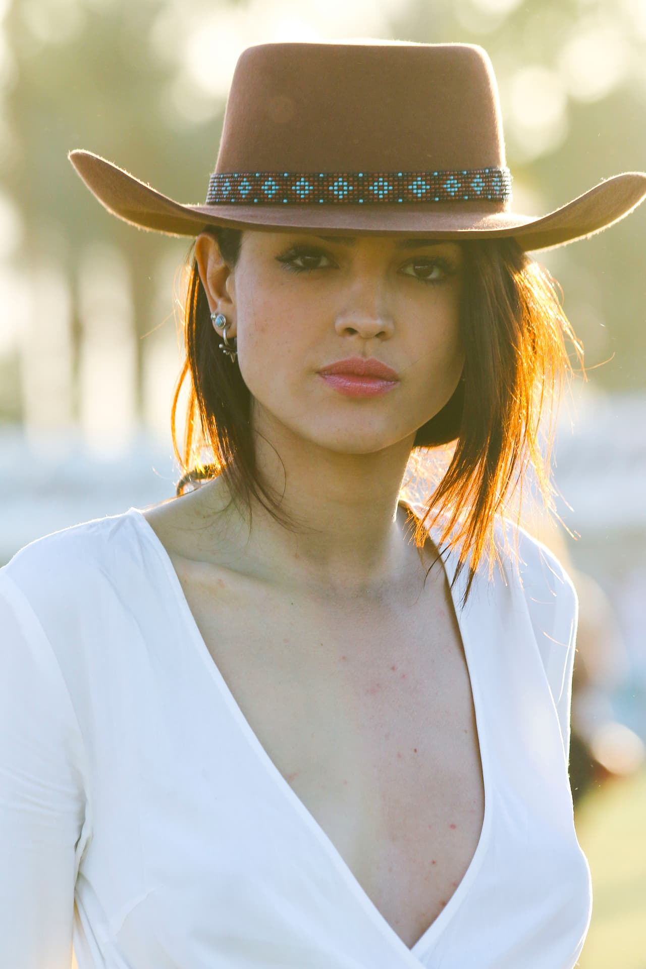 El sombrero: ya sean 'panama hat' o 'floppy', estos accesorios en tu cabeza le darán el toque perfecto a tu 'look'. Hay de distintos tonos, pero los negros y sobre todo los cafés, son los que más van con el estilo 'boho'.