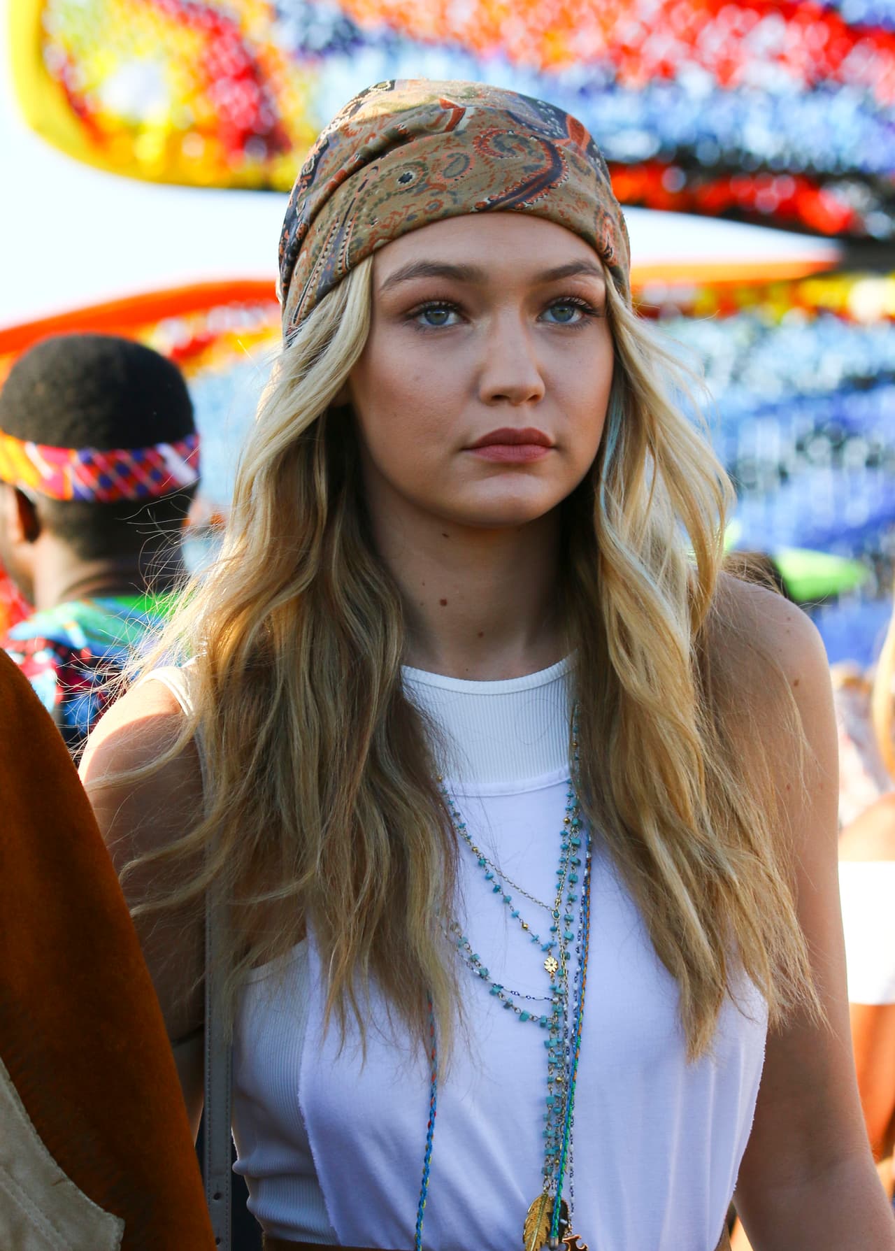Panueños: Estos deberán ser tu elección si los sombreros no son lo tuyo, los puedes amarrar de distintas formas en el cabello o incluso en el cuello.