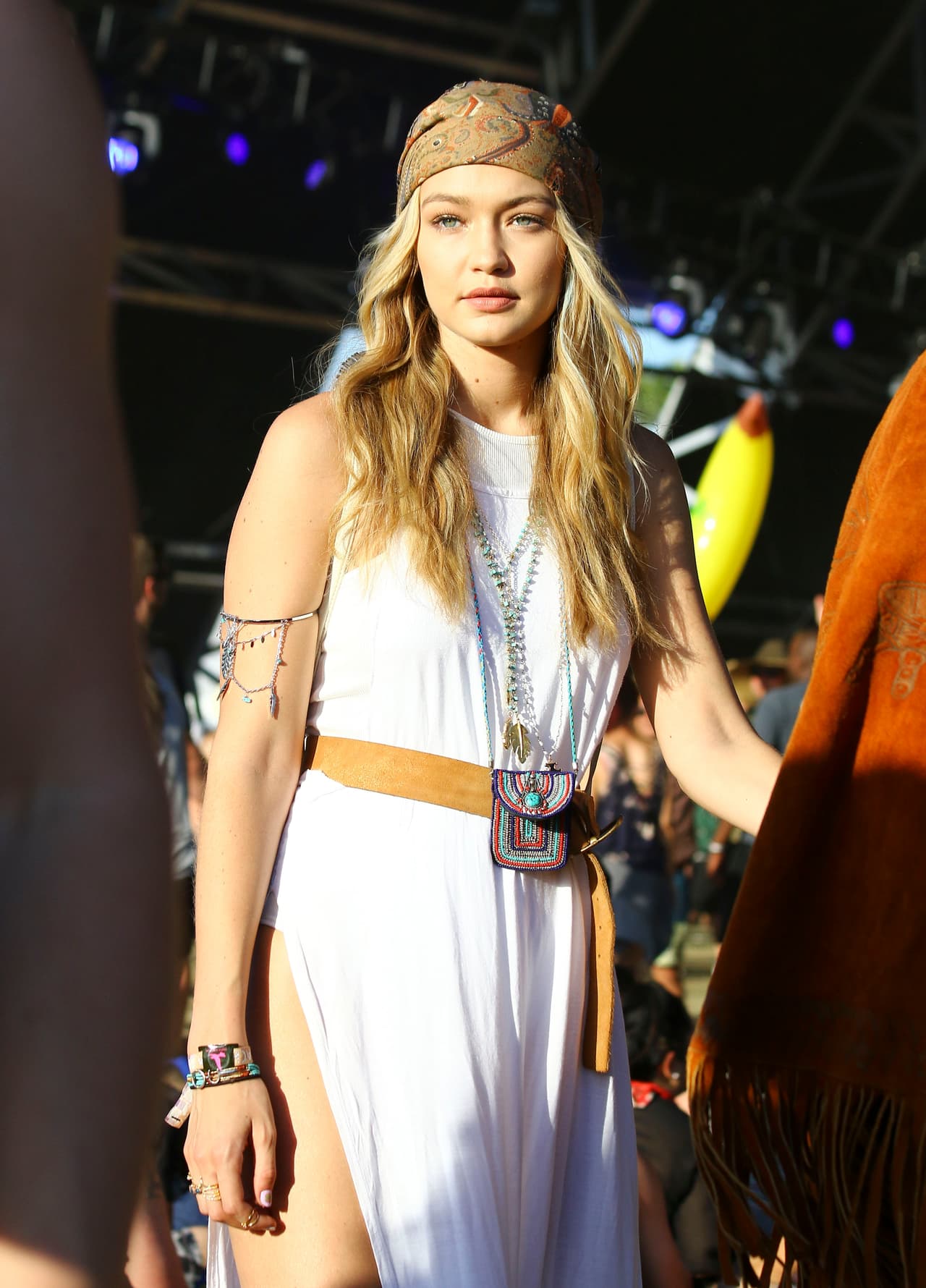 Los claros también son perfectos si el color de la prenda inferior es blanca. Gigi Hadid lo combinó con el pañuelo en la cabeza. Súper 'boho'