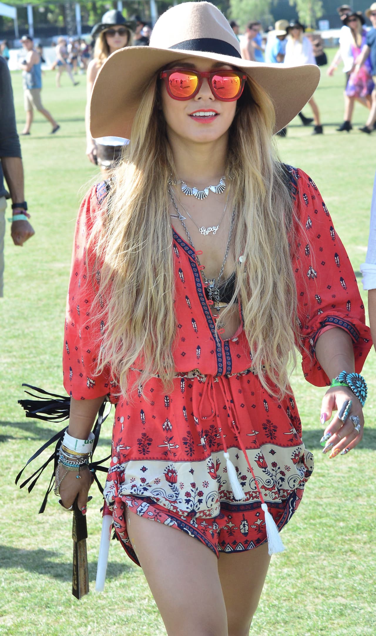 La ventaja de los sombreros es que son perfectos para esos días de sol intenso que también están presentes en el otoño; pero por la tarde el viento comienza a alborotar tu cabello, y es entonces cuando el sombrero cubrirá tu cabellera.
