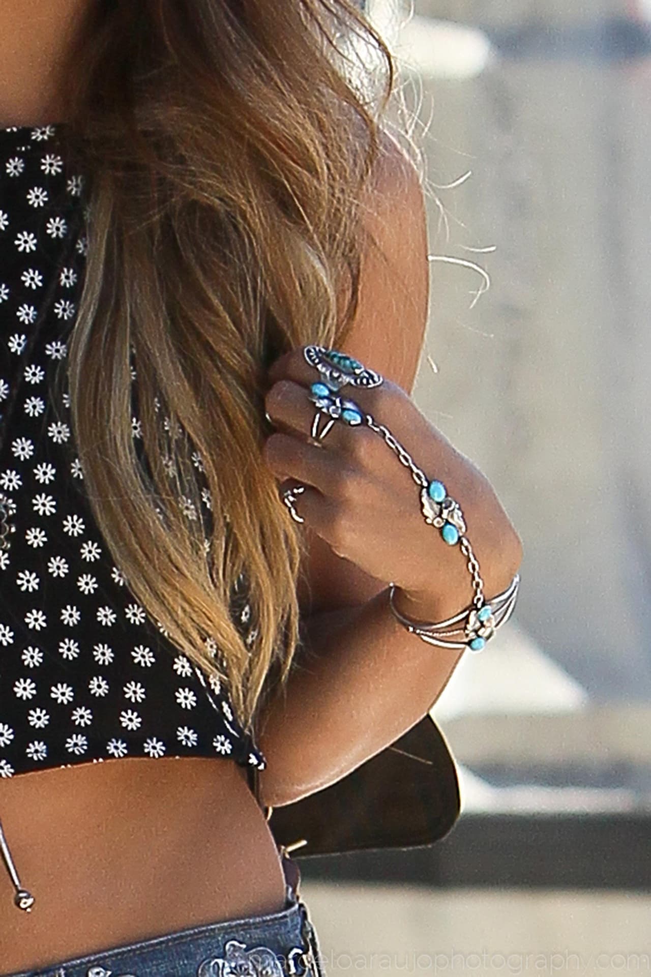 Hay algunas pulseras que se enredan en los dedos o hasta tienen anillos. En este estilo tienes cierta libertad de probar algunos accesorios como estos lindísimos de flores que usó Vanesa Hudgens.