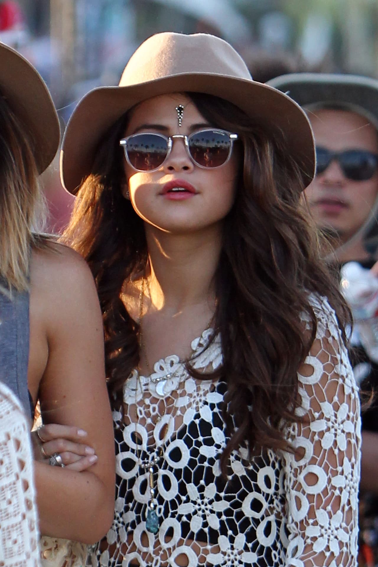 Selena Gomez prefiere el 'panama hat'. Este es corto y no te cubre tanto. La buena noticia es que no te quita visibilidad. La mejor forma de acompañar este accesorio 'boho' es con unos lentes redondos.