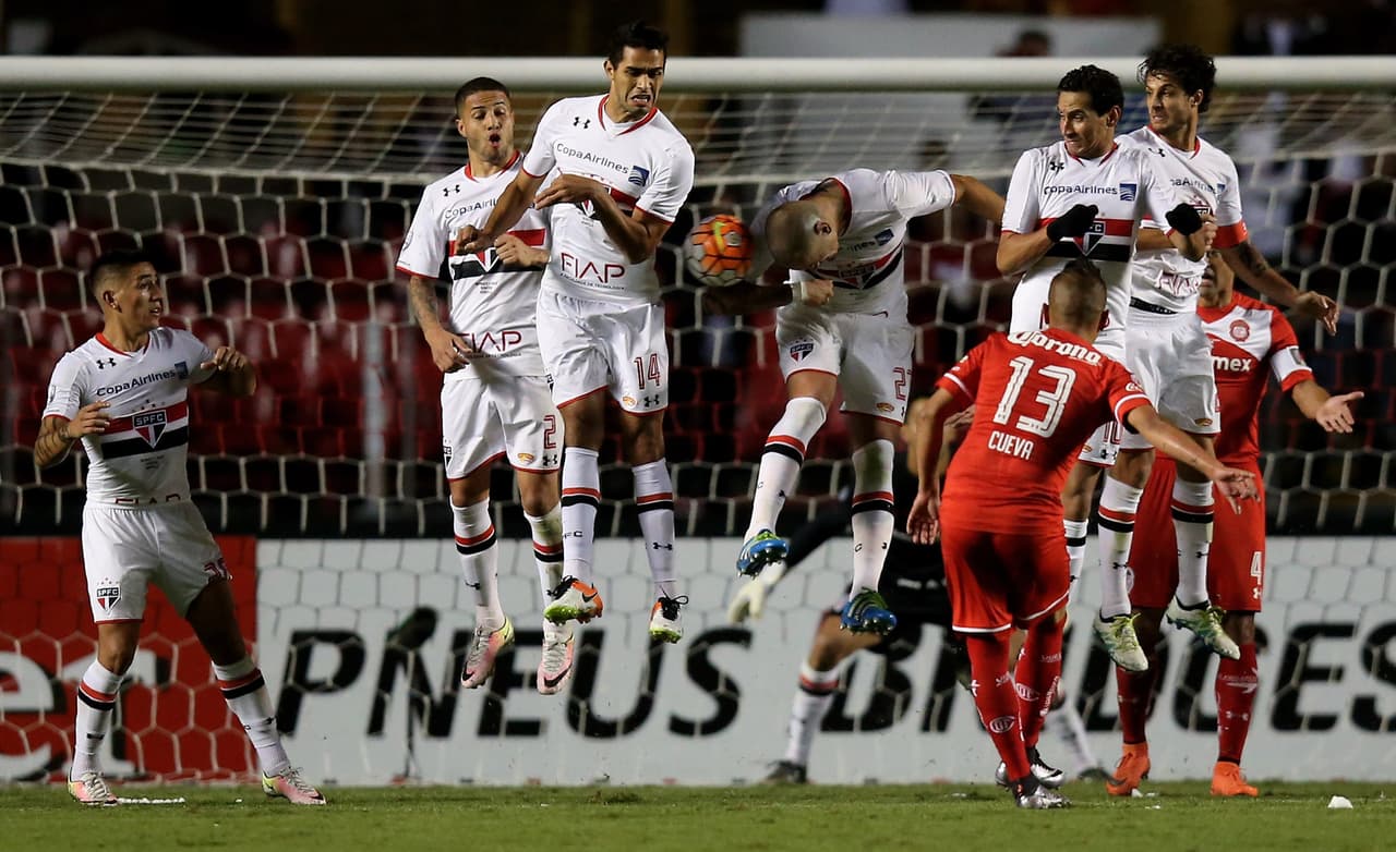 SAO PAULO, BRAZIL - APRIL 28: Players of Sao Paulo jumps in the wall during a free kick from Christian Cueva (13) of Toluca during a match between Sao Paulo and Toluca as part of Group 1 of Copa Bridgestone Libertadores at Morumbi Stadium on April 28, 2016 in Sao Paulo, Brazil. (Photo by Friedemann Vogel/Getty Images)