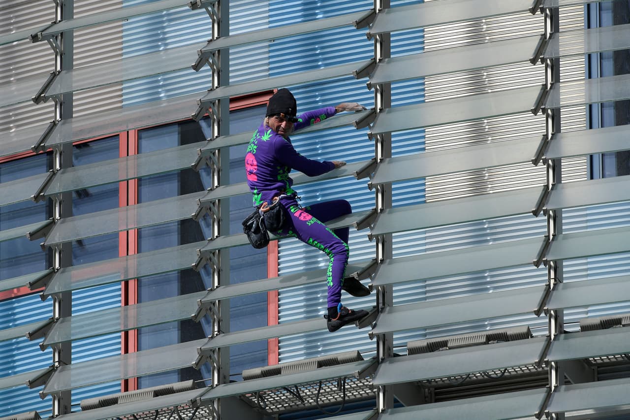 El llamado 'Spiderman francés' ya había escalado esta torre al menos otras dos veces, una en 2016 y otra en noviembre del año pasado. En ambas ocasiones se presentaron denuncias en su contra, pues estas acciones se consideran una violación a la ley de seguridad ciudadana de Cataluña.