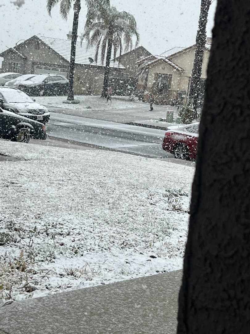 En otras partes de California, la tormenta invernal trajo fuertes nevadas. Como en Rialto, donde estuvo nevando desde las 9am a 2pm el sábado.