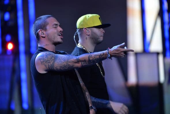 ¡Los ensayos seguían! J Balvin y Farruko tomaron el escenario.