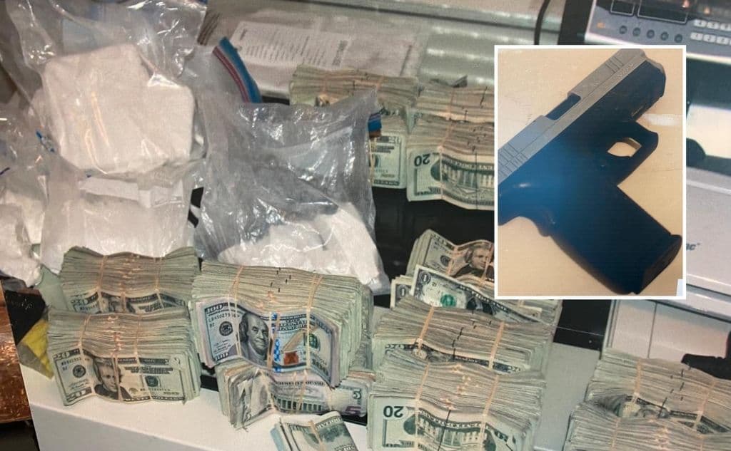 La investigación de 15 meses terminó con el 
<b>arresto de 21 sospechosos, drogas, armas, dinero en efectivo</b>. Una parte de lo confiscado son más de 420 mil dólares en efectivo. Son fajos de billetes en bolsas y de denominaciones de 20 y 100 dólares. 
<br>