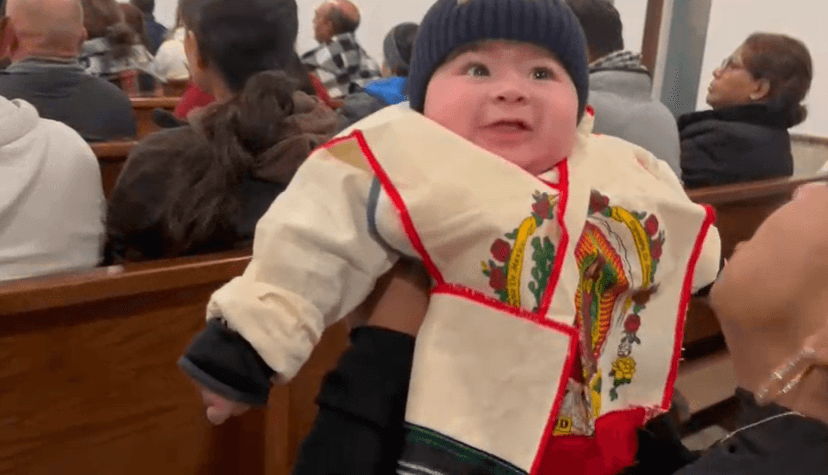 Este pequeñito llegó ataviado para expresar que pertenece a una familia llena de 
<b>fervor guadalupano</b>.