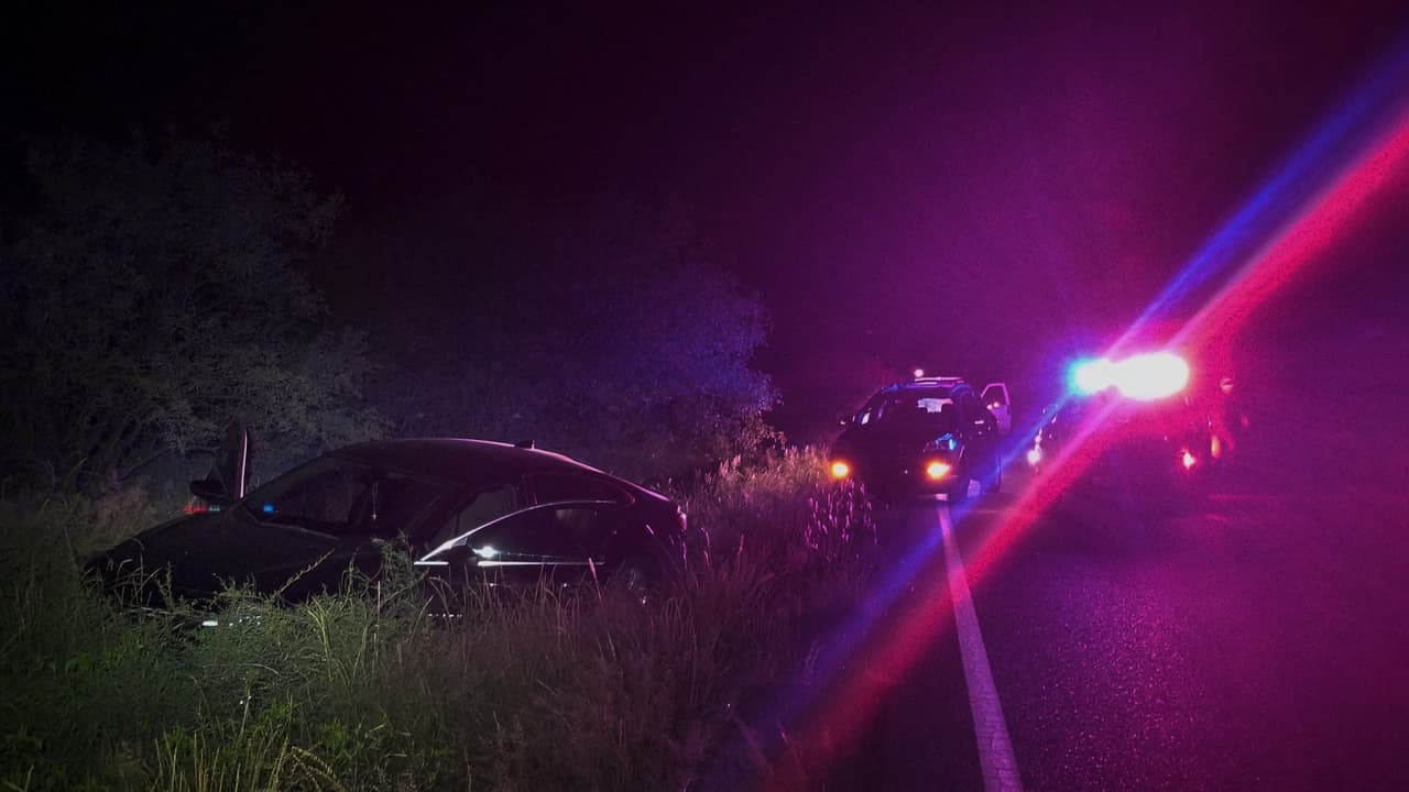 Dos vehículos huyeron de agentes en Sonoita, varios inmigrantes corrieron, ocho fueron detenidos y ambos autos incautados.