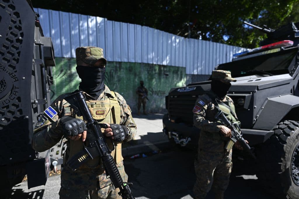 En el operativo participaban unidades élites de las fuerzas armadas y la policía y se utilizaron drones y perros entrenados para localizar a los pandilleros que se cree que siguen escondidos en la zona.