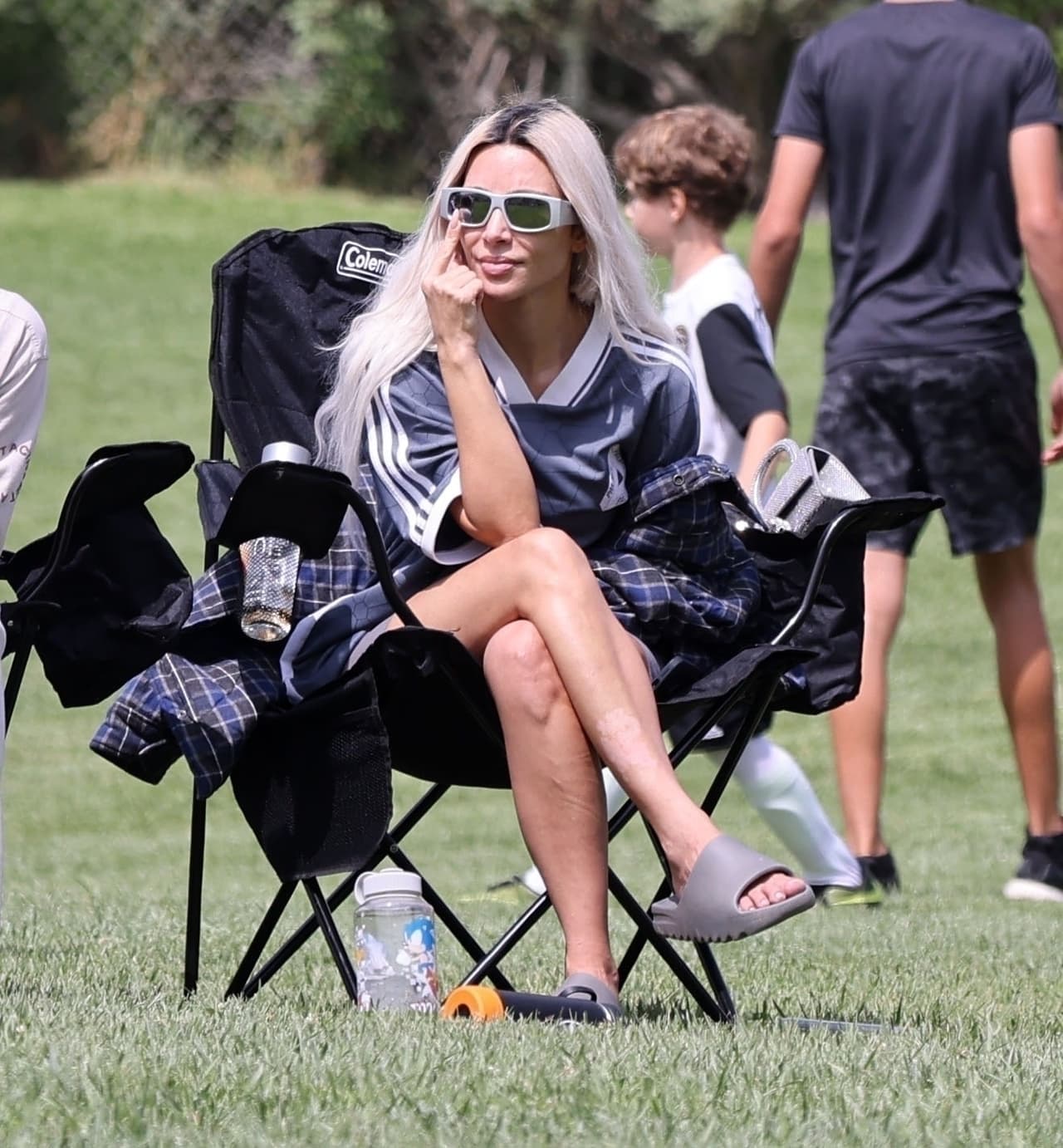 Llegó acompañada de su hijo, de 6 años, mientras cargaba algunas botellas con agua para que ambos se hidrataran.